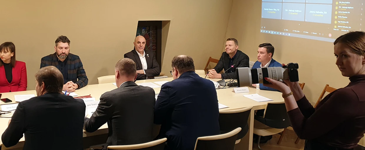 Katru nedēļu pa pilsoņu iniciatīvai nonāk Saeimā